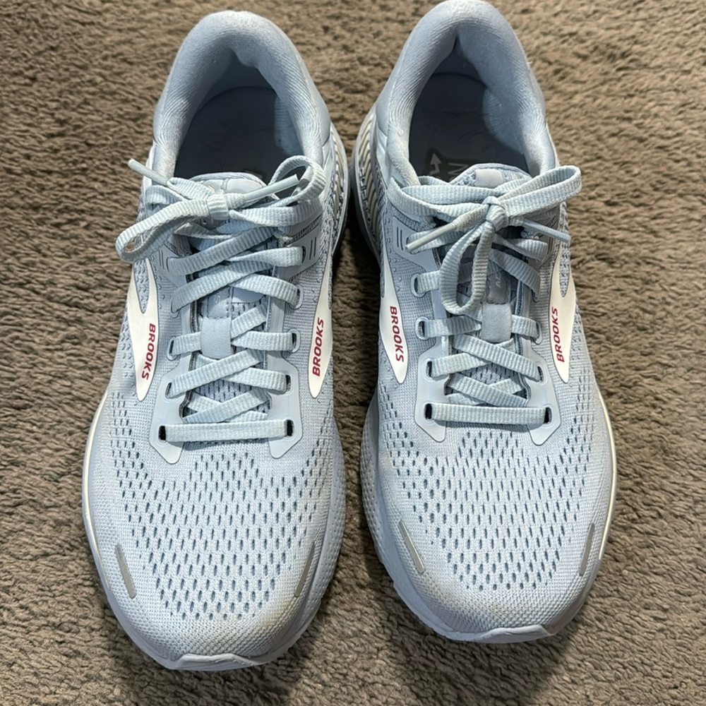 Brooks Adrenaline GTS 22 running sneakers